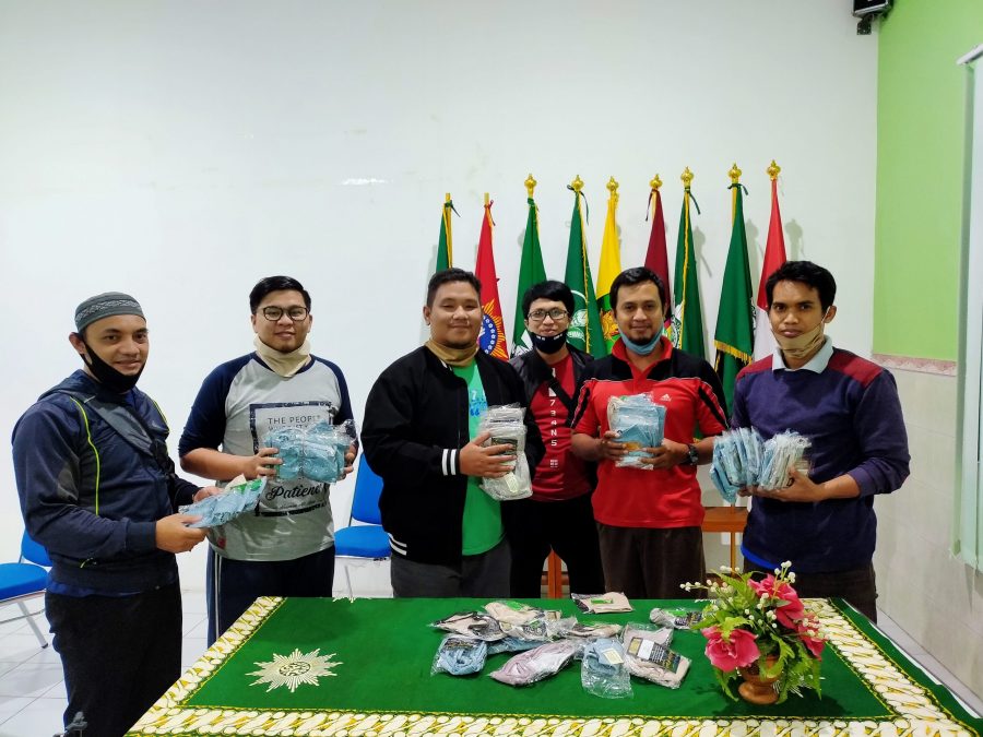 Penyerahan masker dari H. Ambo Dalle kepada MCCC Samarinda