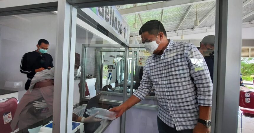 Tiba di Bandara APT Pranoto, Andi Harun Langsung Mencoba Alat Test GeNose Untuk Penumpang