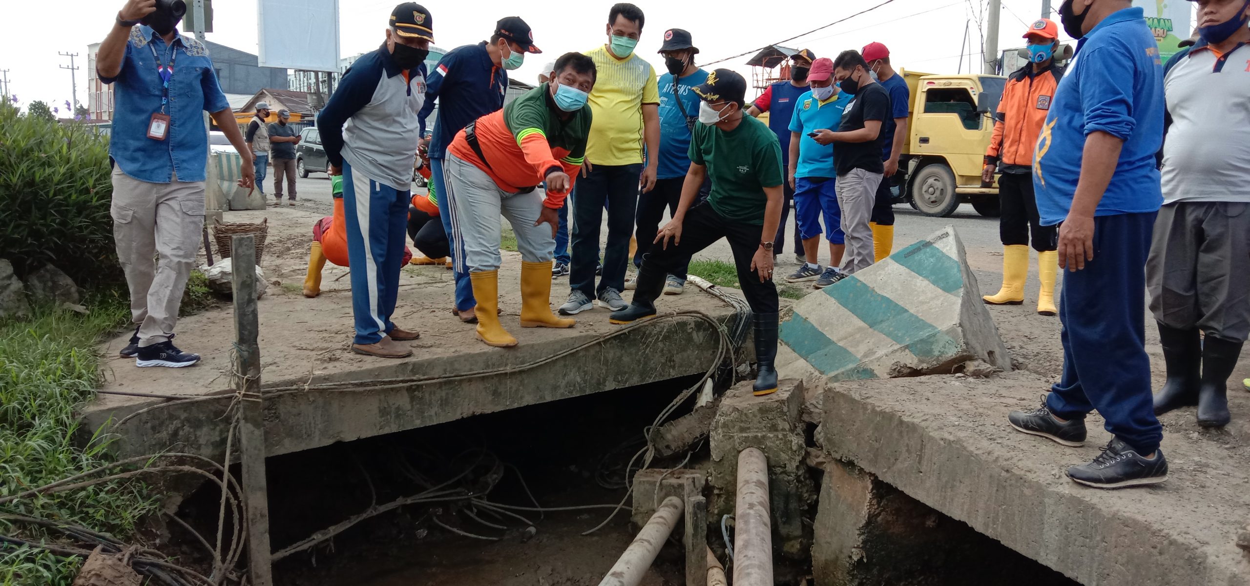 Ikut Kerja Bakti di Simpang 4 Sempaja, Rusmadi : Sedimentasi di Gorong-Gorong Sumber Masalah