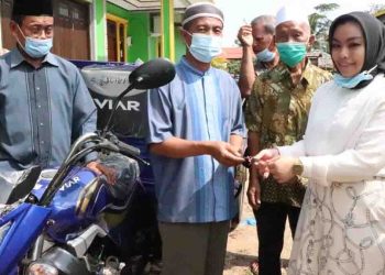 Reses Siti Rizky Amelia Beri Bantuan Kendaraan Roda Tiga Untuk Tangani Sampah