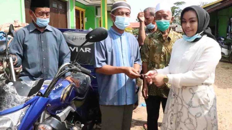 Reses Siti Rizky Amelia Beri Bantuan Kendaraan Roda Tiga Untuk Tangani Sampah