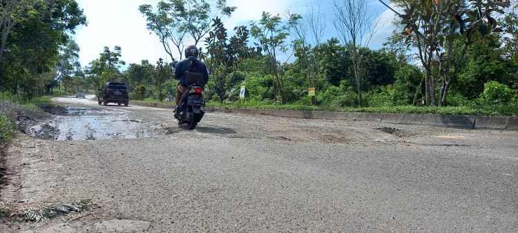 Jalan Bontang Lestari Kerap Rusak, Amir Tosina Kritik Dinas PUPR