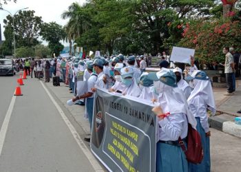 Siswa SMA 10 Samarinda Aksi Damai didepan Kantor Gubernur Merespon Pembongkaran Asrama Oleh Yayasan Melati