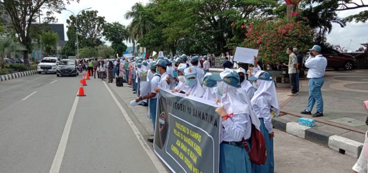Siswa SMA 10 Samarinda Aksi Damai didepan Kantor Gubernur Merespon Pembongkaran Asrama Oleh Yayasan Melati