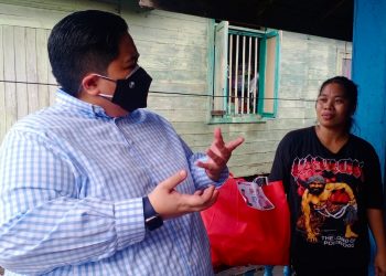 Sambil Blusukan Ananda Emira Moeis Bagi Sembako, Jum’at Berbagi Rezeki