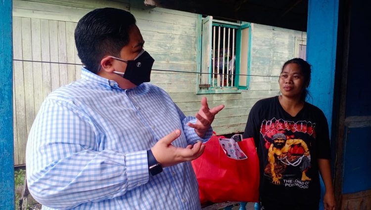 Sambil Blusukan Ananda Emira Moeis Bagi Sembako, Jum’at Berbagi Rezeki