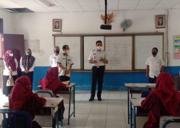 Tinjau Pelaksanaan PTM, Andi Harun Tekankan Semua Sekolah Wajib Patuhi Prokes