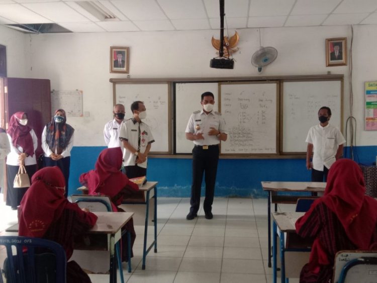 Tinjau Pelaksanaan PTM, Andi Harun Tekankan Semua Sekolah Wajib Patuhi Prokes