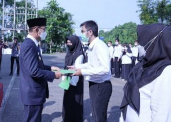 Rusmadi Serahkan SK Pengangkatan CPNS dan PPPK tahun 2022