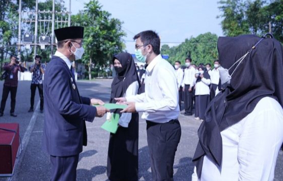 Rusmadi Serahkan SK Pengangkatan CPNS dan PPPK tahun 2022