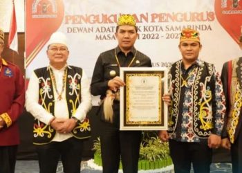 Andi Harun Mendapat Nama Kehormatan dari Dewan Adat Dayak