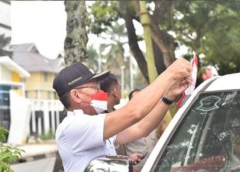 Menyambut Hari Kemerdekaan Ke-77, Rusmadi Bagikan Bendera Pada Pengguna Jalan