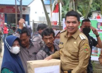 Wali Kota Samarinda Hadiri Penyerahan Bantuan Program Probebaya di Gunung Lingai