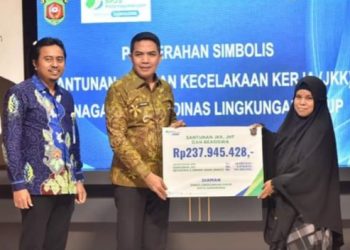 Wali Kota Samarinda Berikan Santunan Jaminan Kecelakaan Kerja Kepada Ahli Waris Staf DLH