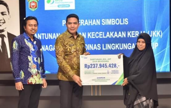Wali Kota Samarinda Berikan Santunan Jaminan Kecelakaan Kerja Kepada Ahli Waris Staf DLH