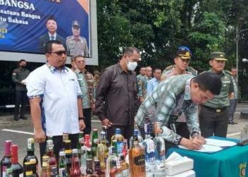 Andi Harun Pimpin Pemusnahan Miras dan Kostum Badut