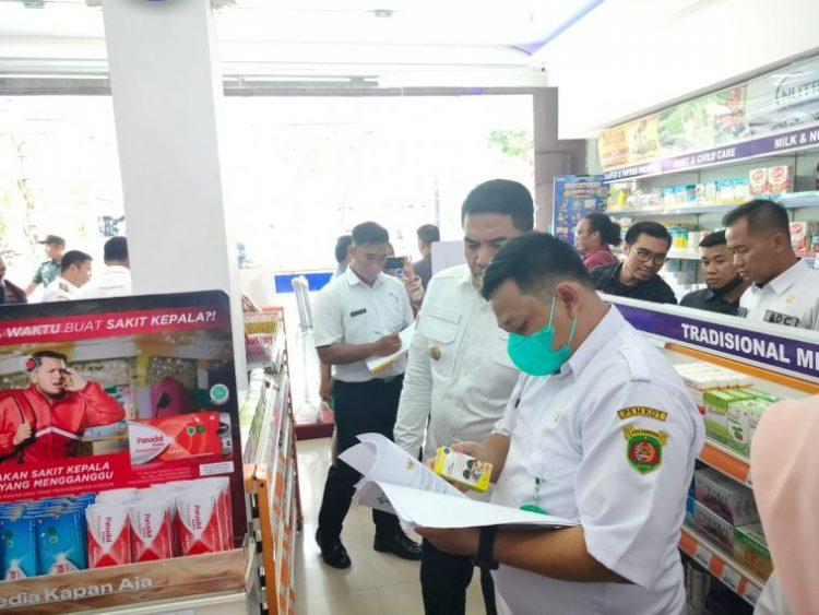 Temui Obat Sirup Anak Tanpa Izin Edar, Andi Harun Sanksi 2 Apotek