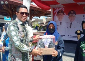 Andi Harun Berikan Bantuan Kepada Warga Palaran, Berpesan Kawal Program Pro Bebaya