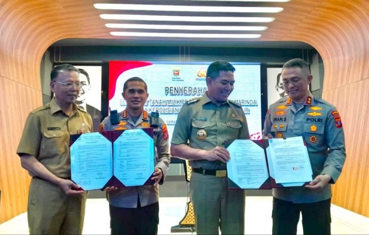 Serahkan Sertifikat Tanah Kepada Polda Kaltim, Wali Kota Berharap Pembangunan RS Berjalan Lancar