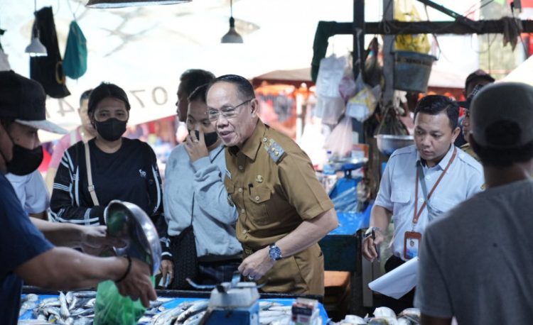 Rusmadi Sidak Ketersediaan Bapokting Menjelang Ramadhan di Pasar Tradisional