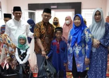 Pemkot Samarinda Serahkan 100 Paket Sembako Bagi Masyarakat Miskin Ekstrem hingga Lansia Terlantar