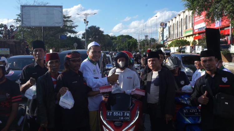 Ikatan Pemuda Kerukunan Keluarga Masyarakat Madura Bagikan 3000 Takjil