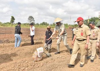 Andi Harun Tanam Bibit Jagung Pupil di Kel. Sindang Sari.