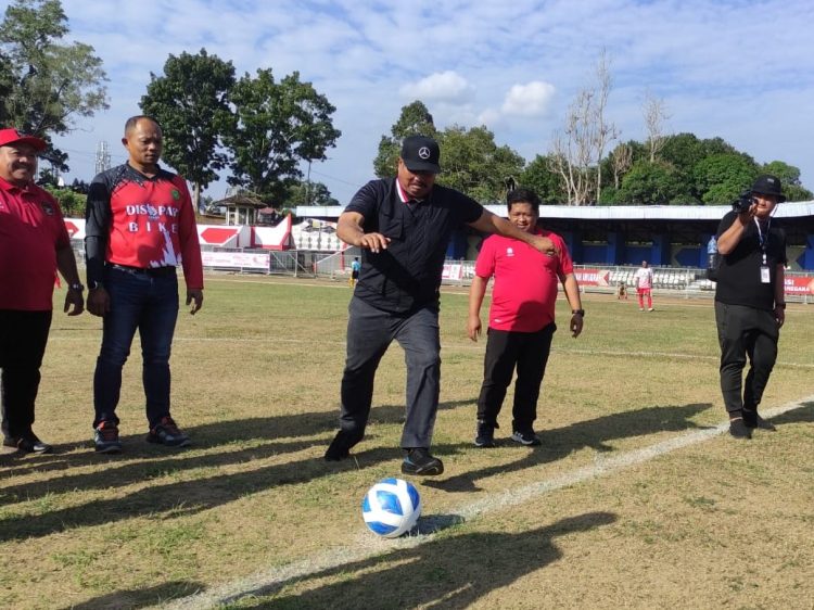 Edi Damansyah Menendang Bola Pertama (ist)
