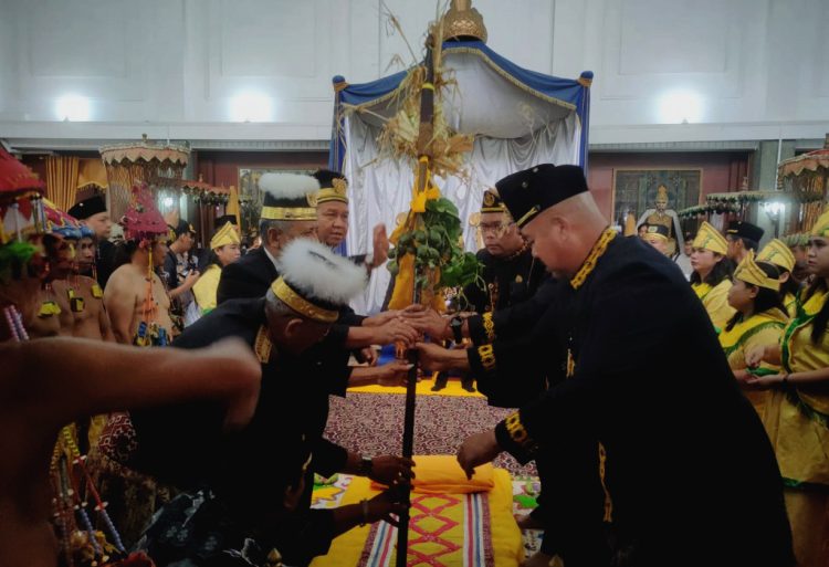 Prosesi Merebahkan Tiang Ayu (ist)