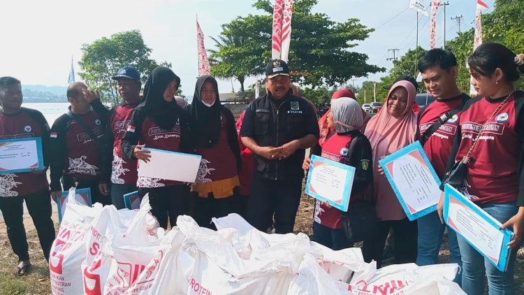 Edi serahkan bantuan (ist)