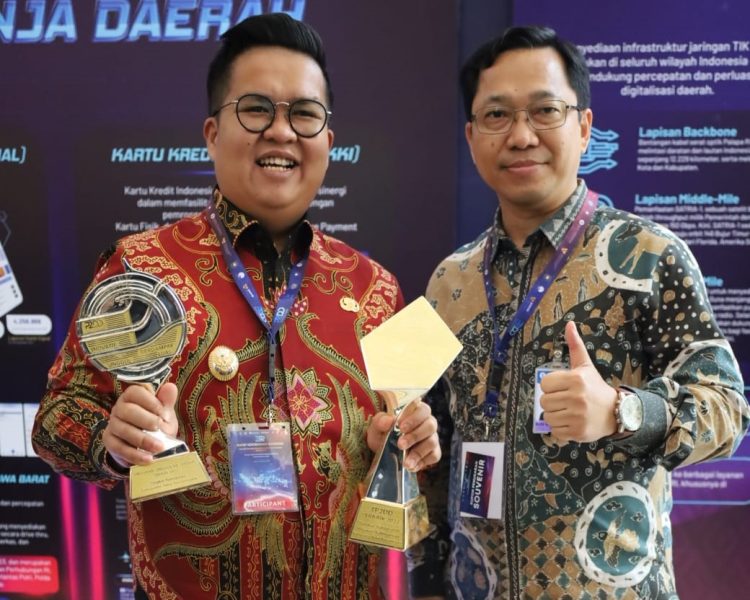 Rendi Solihin menerima penghargaan (ist)