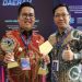 Rendi Solihin menerima penghargaan (ist)