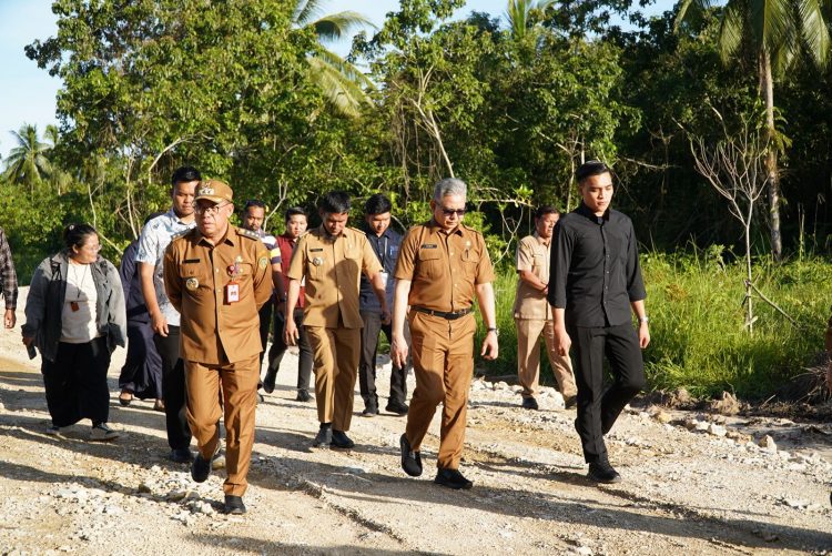 Pj Bupati PPU Sidak Pembangunan Siring dan Timbunan SDN 040, Soroti Proyek yang Tidak Sesuai Harapan