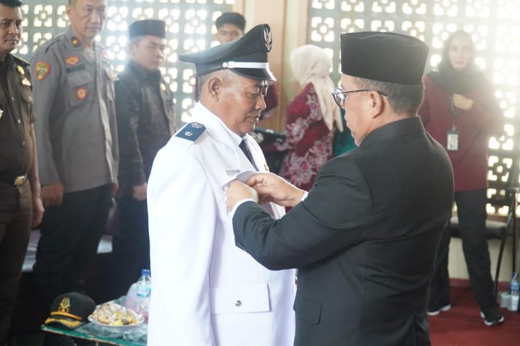 Pj Bupati PPU Lantik Kepala Desa Sukaraja, Minta Kades Harus Jadi Pelayan Masyarakat