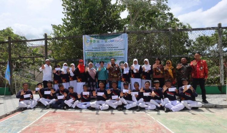 Ketua TP PKK Kabupaten PPU Buka Kegiatan Bakti Sosial Sekolah Laboratorium Pancasila SMPN 5