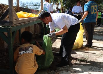 Sekda PPU Hadiri Aksi Bersih Pantai dan Tanam Mangrove di Pantai Nipah-nipah