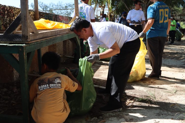 Sekda PPU Hadiri Aksi Bersih Pantai dan Tanam Mangrove di Pantai Nipah-nipah