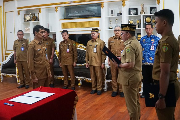 Pj Bupati PPU Makmur Marbun Lantik Saidin Sebagai Kadinsos PPU