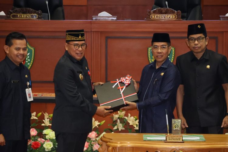 Hadiri Sidang Paripurna DPRD PPU, Pj Bupati Makmur Marbun Sampaikan LKPJ Tahun 2023