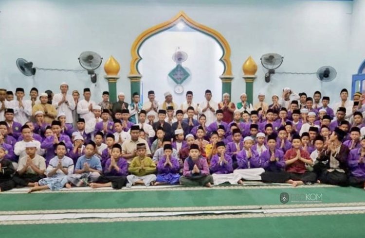 Wakil Bupati Kukar, Rendi Solihin bersama Santri Ponpes Darussalamah (dok.Prokom Kukar/Linimasa.co)