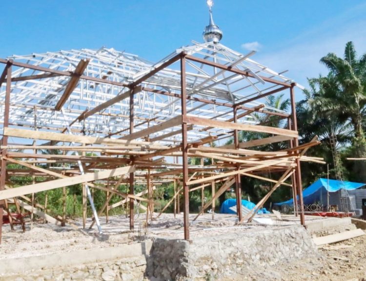 Proses pembangunan masjid (dok.Prokom Kukar/Linimasa.co)