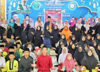 Pengurus DWP bersama pengasuh, anak-anak santri Ponpes dan Panti Asuhan (dok.Prokom Kukar/Linimasa.co)