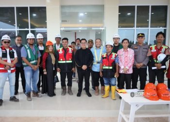 Foto Bersama, Rendi Solihin tinjau progress pembangunan RSUD Muara Badak (dok.Prokom Kukar/Linimasa.co)