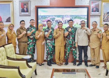 Asisten II Setdakab Kukar, Ahyani Fadiannur dan tim survei teknis Latsitarda Nusantara XLIV/2024 (dok.Prokom Kukar/Linimasa.co)