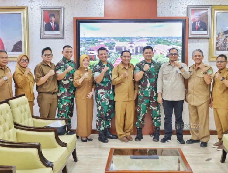 Asisten II Setdakab Kukar, Ahyani Fadiannur dan tim survei teknis Latsitarda Nusantara XLIV/2024 (dok.Prokom Kukar/Linimasa.co)