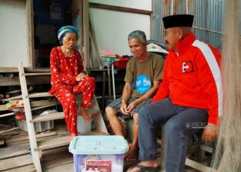 Bupati Kukar, Edi Damansyah serahkan bantuan sembako (dok.Prokom Kukar/Linimasa.co)