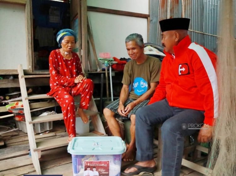 Bupati Kukar, Edi Damansyah serahkan bantuan sembako (dok.Prokom Kukar/Linimasa.co)