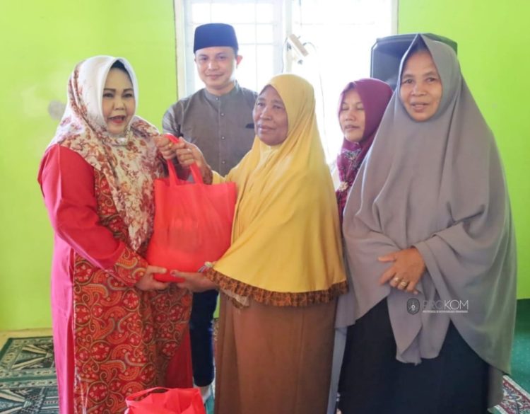 Maslianawati memberikan bantuan paket sembako (dok.Prokom Kukar/Linimasa.co)