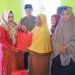 Maslianawati memberikan bantuan paket sembako (dok.Prokom Kukar/Linimasa.co)