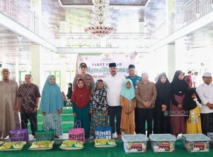 Bupati Kukar, Edi Damansyah serahkan paket Ramadan (dok.Prokom Kukar/Linimasa.co)
